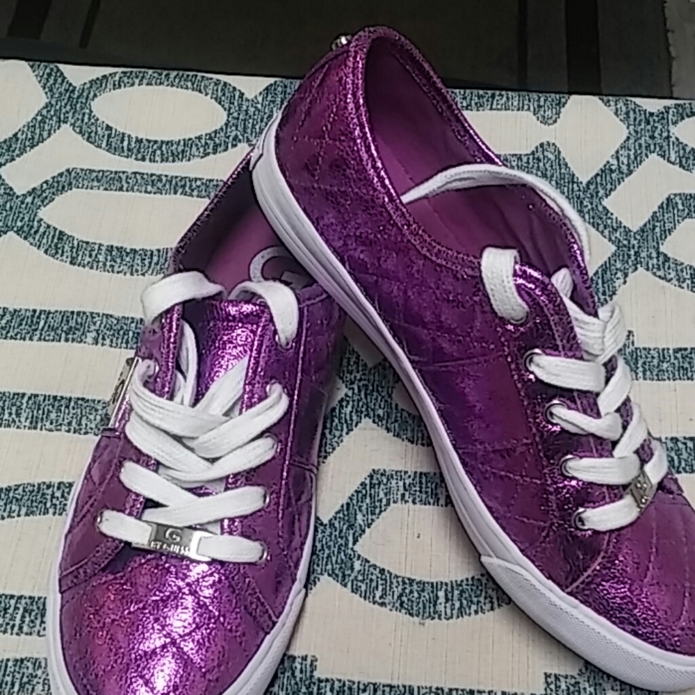 SNEAKERS.